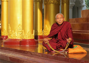 Myanmar Mnch sitzt in einer Pagode