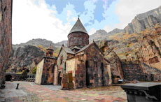 Historische Kirche in Armenien in einer kargen, jedoch sehr schöönen Gebirgslandschaft