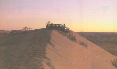 Ein Gelndewagen parkt auf der Spitze eine Dne zum Genieen der Aussicht