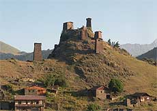 Hgel- und Berglandschaft mit Burgruine im Mittelpunkt