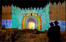 Das Damaskustor bei Nacht, wunderbar bunt beleuchtet