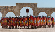 Anlässlich des Pferderennens postieren sich Römische Legionäre vor dem Triumpfbogen