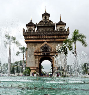 Laos, Torbogen mit Wasserspiel im Vordergrund