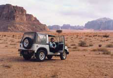Ein Mietwagen, Jeep, in einer herrlichen Wüstenlandschaft