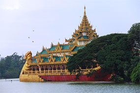 Pagode am See in Myanmar