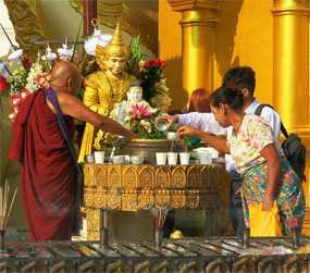 Myanmar Mnch und Frauen trinken an einem Brunnen