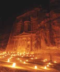 Das Schatzhaus der Wünstenstadt Petra bei Nacht und wunderschöner, romantischer Beleuchtung