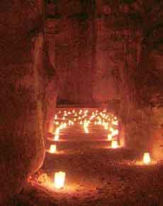 Der mit Kerzen erleutete Weg zum Schatzhausl von Petra
