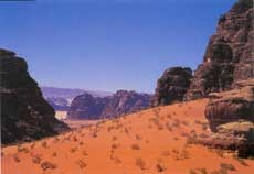 Blick von einer Hochebende des Wadi Rum über ein weites Tal