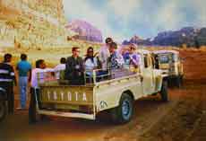 Touristen auf einem Jeeb im Wadi Rum